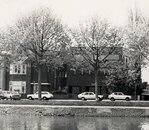 De kerk met plat dak, gezien vanaf de Ossenmarkt. 
              <br/>
              RHC Vecht en Venen, ca. 1980